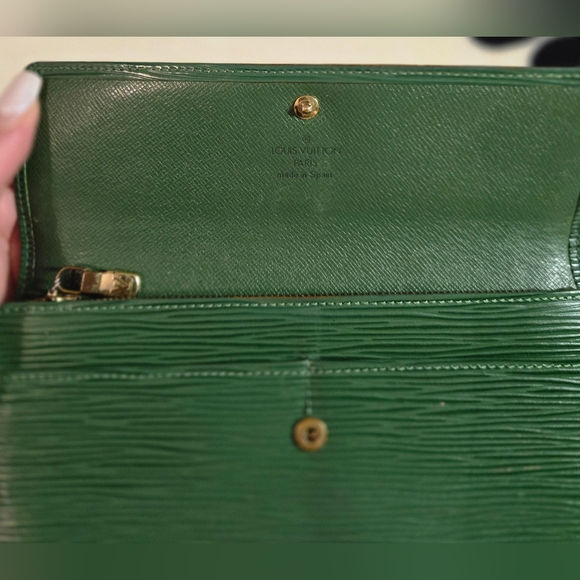 💯 Authentic Vintage Louis Vuitton Epi Sarah Wallet (Green) - Picture 9 of 16